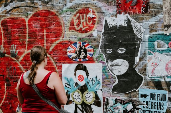 Quelle maison en Provence offre des ateliers de peinture en plein air avec un artiste local?